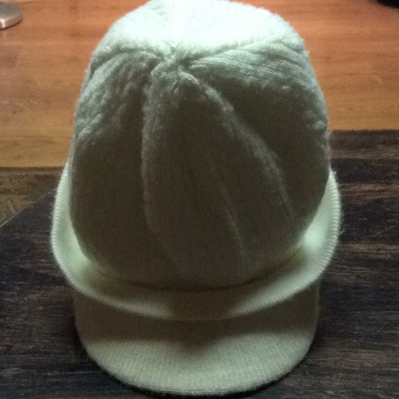 Adorable Roxy hat - Picture 3 of 8